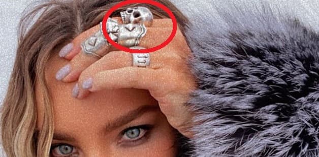 En ellas, la cantante trae en uno de los dedos de su mano izquierda un anillo en forma de calavera. Nodal tenía uno igual.
<br>