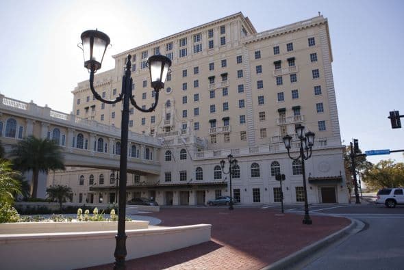 Según Buzzy Jackson , corresponsal del periódico The Boston Globe, nunca hay un buen momento para empezar una nueva religión, ya que si bien los peligros comunes que se utilizaban en el pasado incluían apedreamiento o crucifixión, los profetas de hoy en día uno se enfrentan a un nuevo obstáculo, como es la comprobación de los hechos. Jackson dice que el libro de Lawrence Wright, Going Clear " Scientology, Hollywood & Prison of Belief, es apasionante, y finalmente trágico y que lo que revea acerca de la organizac ión, cuya sede se encuentra en Clearwater, Florida, va a molestar a todo el que lo lea. En la lista de celebridades que abrazan esta religión, fundada por L. Ron Hubbard, se encuentran John Travolta, Kirstie Alley, Beck, Will Smith, and Greta Van Susteren, entre otros. Wright, ganador de un Premio Pulitzer, indica en su libro que aunque solo hay de 25,000 a 30,000 miembros activos, la iglesia tiene $1 billion en activos líquidos, una figura que eclipsa los bienes de la mayoría de las mayores religiones del mundo.