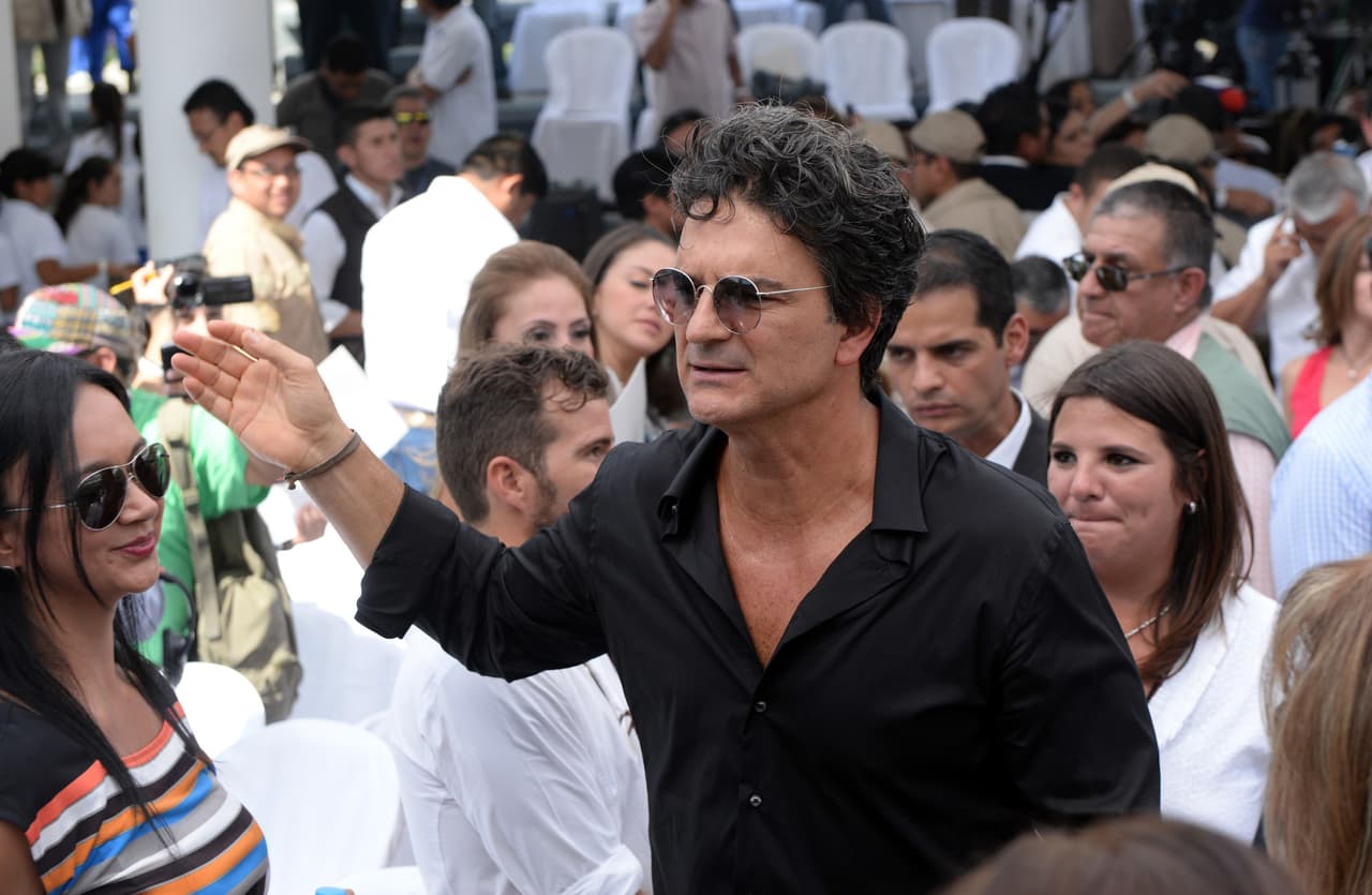 <b>Ricardo Arjona</b>: tiene una fundación llamada Adentro, que busca ayudar a los niños a desarrollar sus talentos musicales y crear escuelas en las áreas más necesitadas de su país, Guatemala.
<br>