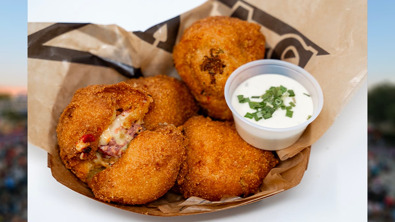 <b>CORNBREAD SAUSAGE BOMBS</b> de Crazy Ottos & Gulf Coast Grill
<br>
<b>¡Bombas de salchicha y pan de maíz fritas al estilo sureño! </b>Representa los cuatro principales grupos de alimentos de Texas:
<b>Pan de maíz, salchicha ahumada, queso de pimiento y jalapeño</b>.