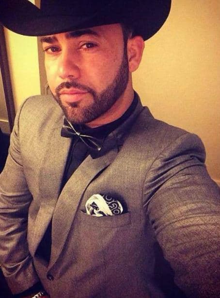 Rogelio Martínez nació en Sinaloa, México y a los seis años emigró a Estados Unidos con su familia.