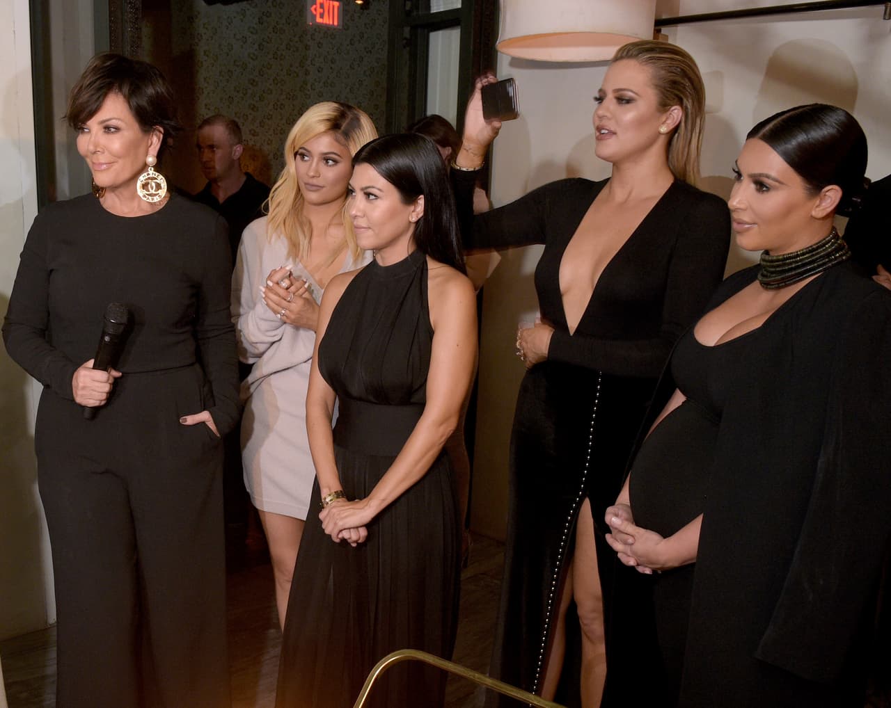 La familia Kardashian Jenner ha puesto 
<b><a href="https://www.univision.com/famosos/kris-jenner-se-va-con-todo-contra-blac-chyna-y-esto-es-lo-que-le-exige-fotos" target="_blank">contra la pared</a></b> a Blac Chyna luego que ella los acusó de provocar que su carrera se viniera abajo.