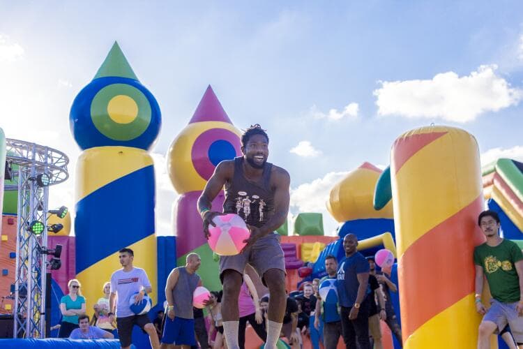 Aunque estas atracciones parecen juegos de niños, el festival también está abierto para los adultos que quieran poner a prueba sus habilidades para brincar de un lado para otro.