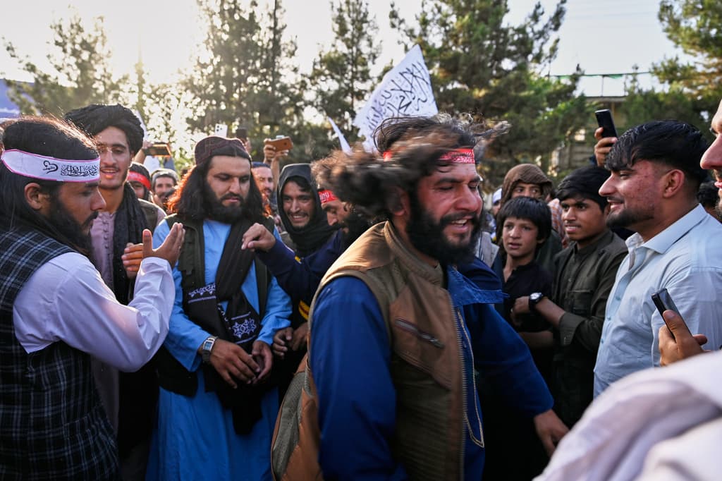Partidarios del gobierno talibán bailan durante las celebraciones que conmemoran el quinto aniversario de la retirada de Estados Unidos de Afganistán y el regreso de los talibanes al poder, en Kabul.
