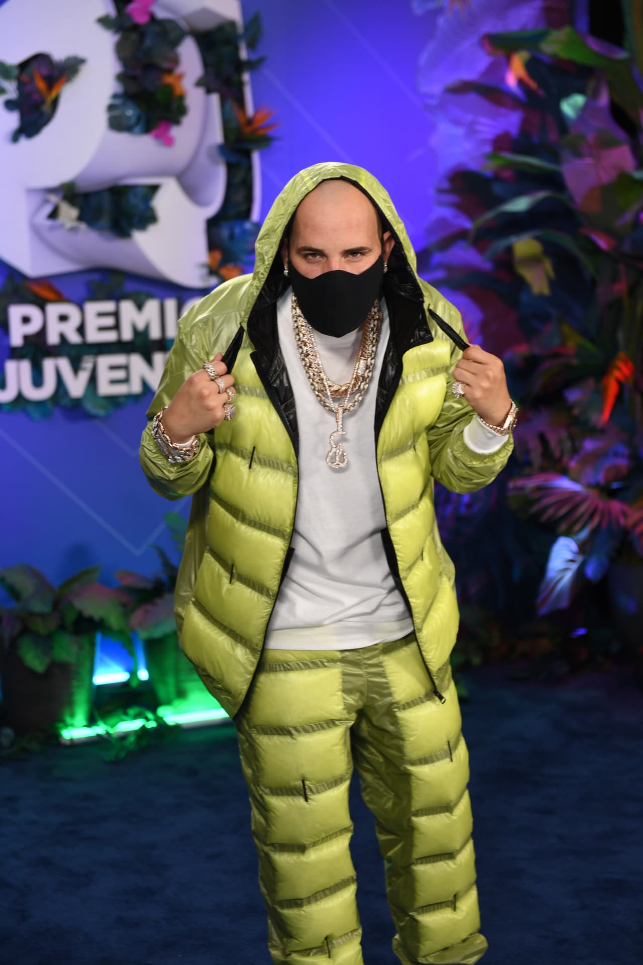 El protagonismo lo llevó su outfit, que cerró con un discreto cubrebocas negro.