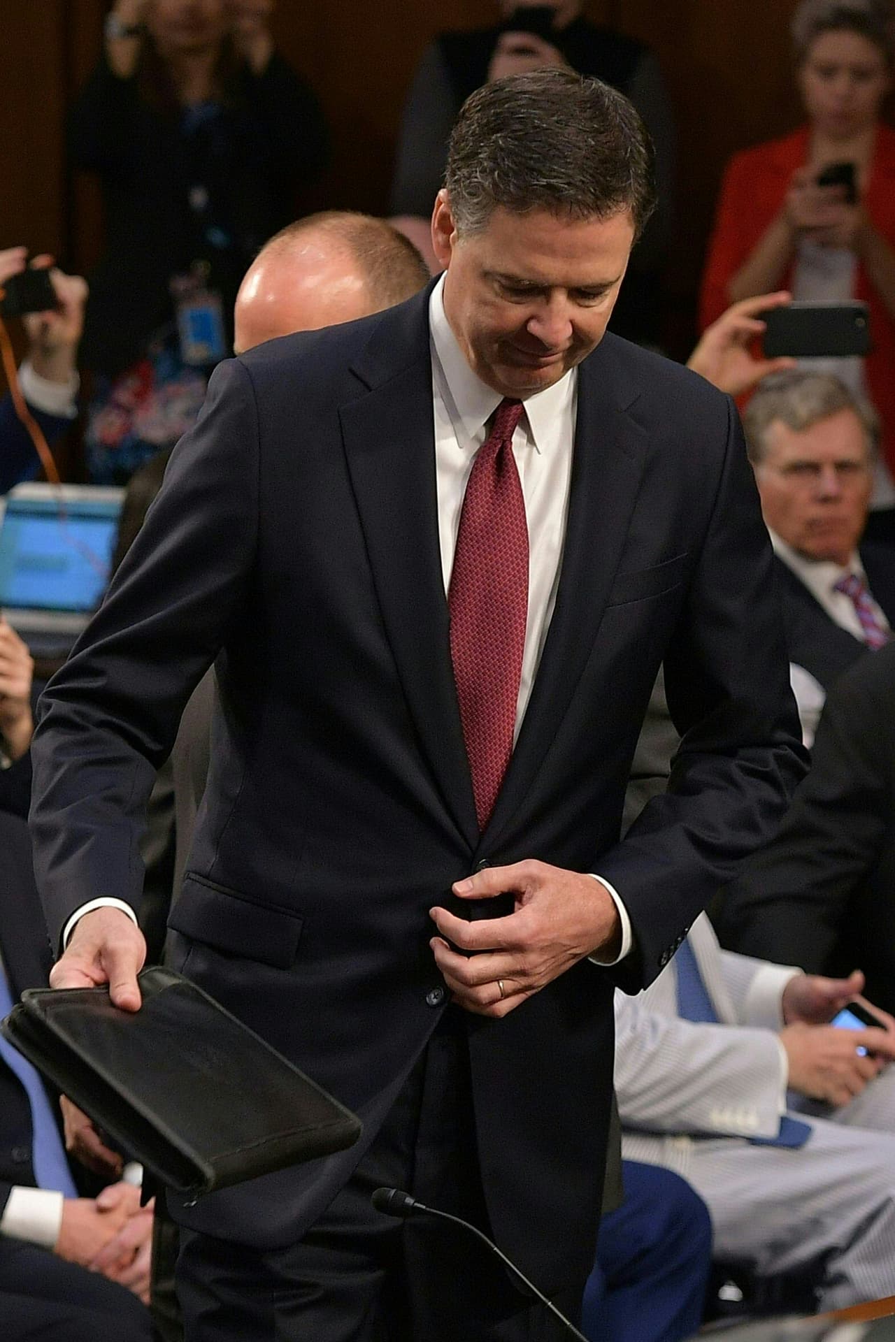 James Comey toma asiento antes de ser interrogado por los senadores.
