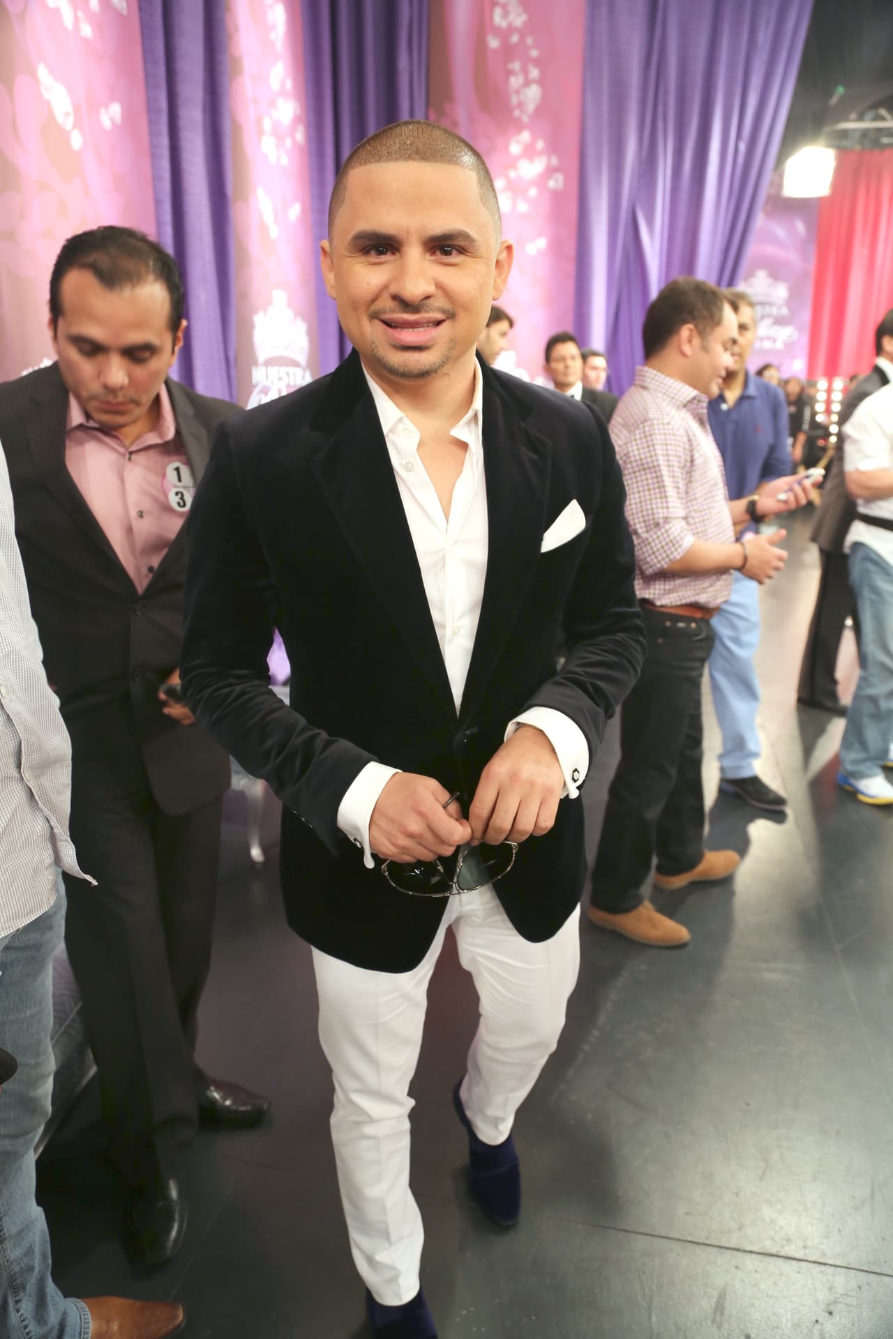 Aunque a veces prefiere los tonos cálidos, en ocasiones elige los atuendos sobrios y más formales.