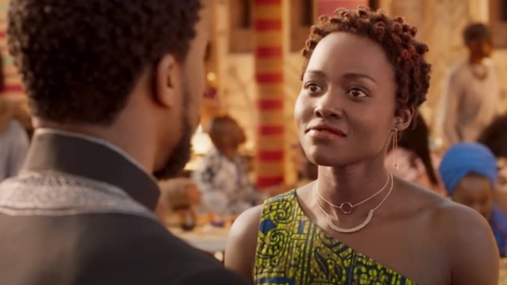 Nakia hablando con T´Challa en 'Black Panther'