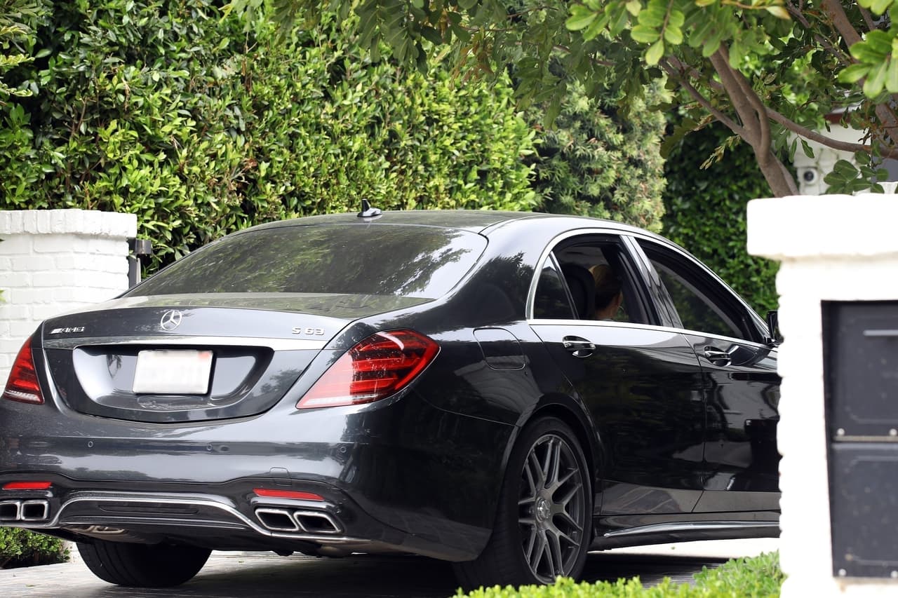 Aunque en las fotos no se alcanza a apreciar, del lado del piloto iba el actor, pero 
<b><a href="https://pagesix.com/2021/06/04/ben-affleck-welcomes-jennifer-lopez-to-brentwood-home/" target="_blank">permaneció dentro del vehículo </a></b>hasta que la puerta se cerró por completo, reportó Page Six. 
<br>