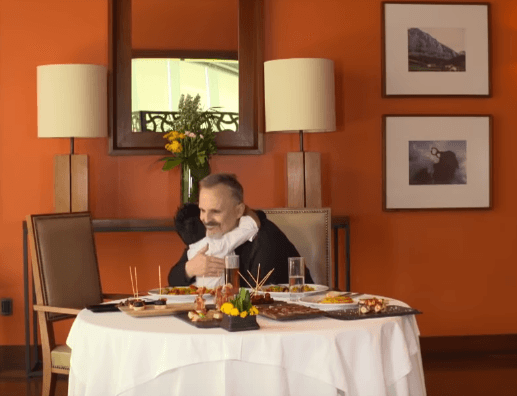 Poco conocíamos de esta lado fraternal de Bosé, quien siempre se mostró cariñoso con su invitado. El juez español finalizó: “Para ir con Giovani saco el tiempo hoy, mañana o pasado, para estar con él”.