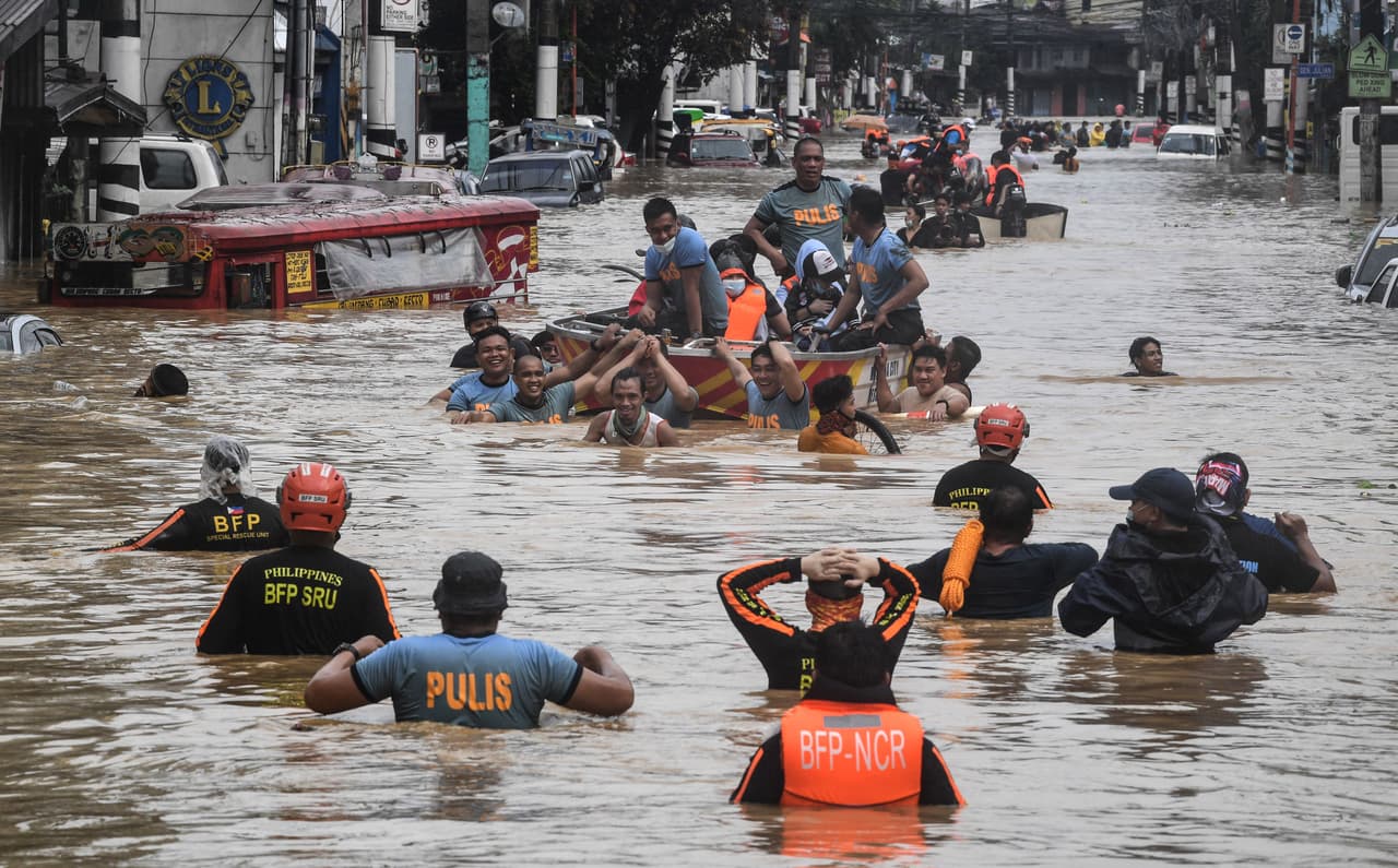 <b>El tifón Vamco deja decenas de muertos en Filipinas</b>. Al menos 53 personas perdieron la vida por las inundaciones, deslaves y otros accidentes causados por el tifón el 12 de noviembre. Miles quedaron atrapados por las vías bloqueadas y tuvieron que ser rescatados por los equipos de emergencia.