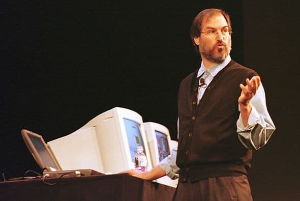 Jobs presentó la “Mac” al mundo en un comercial durante el Supertazón de 1984, el “domingo negro” cuando los Bucaneros de Los Ángeles vencieron 38-9 a los favoritos Pieles Rojas de Washington.