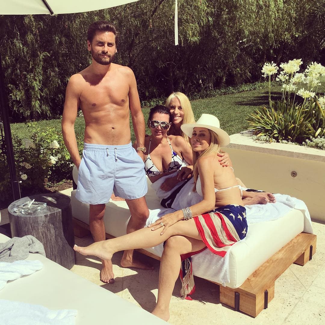 Scott Disick la pasó con unas amigas, y también con Kris Jenner.