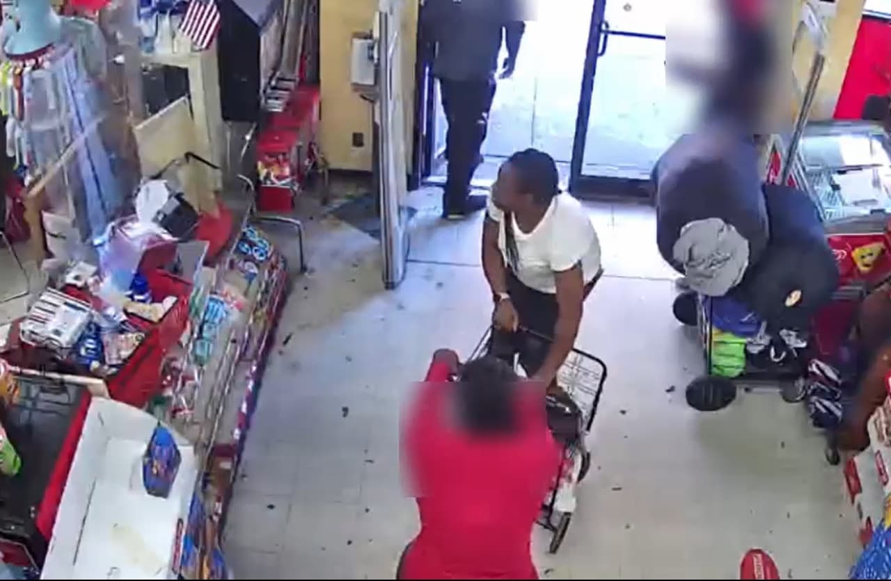 Empleada de Dollar Store es golpeada tras enfrentar a pareja que intenta robar productos