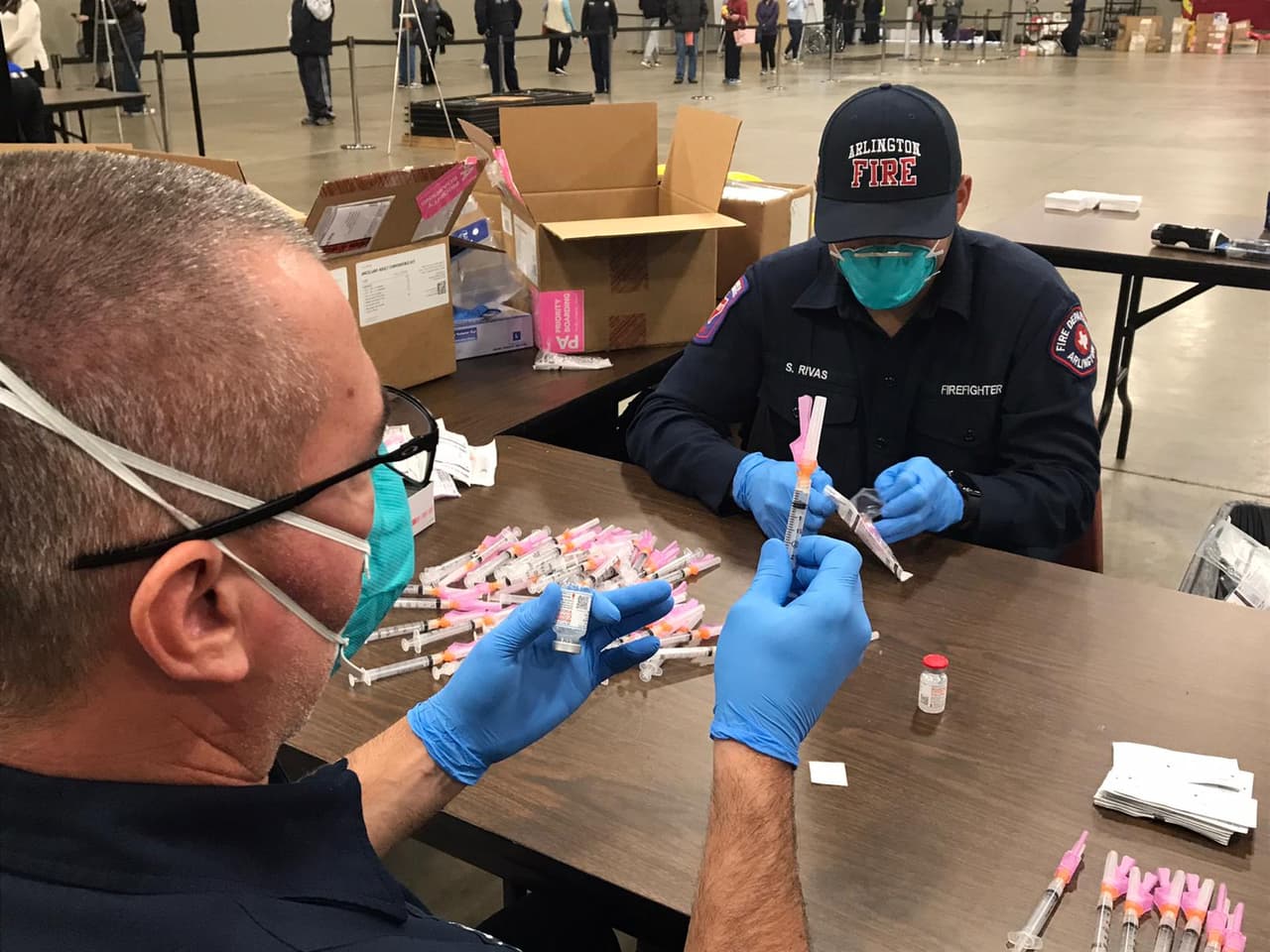 Funcionarios dijeron que el centro esta vacunando alrededor de 200 pacientes por hora.
<br>