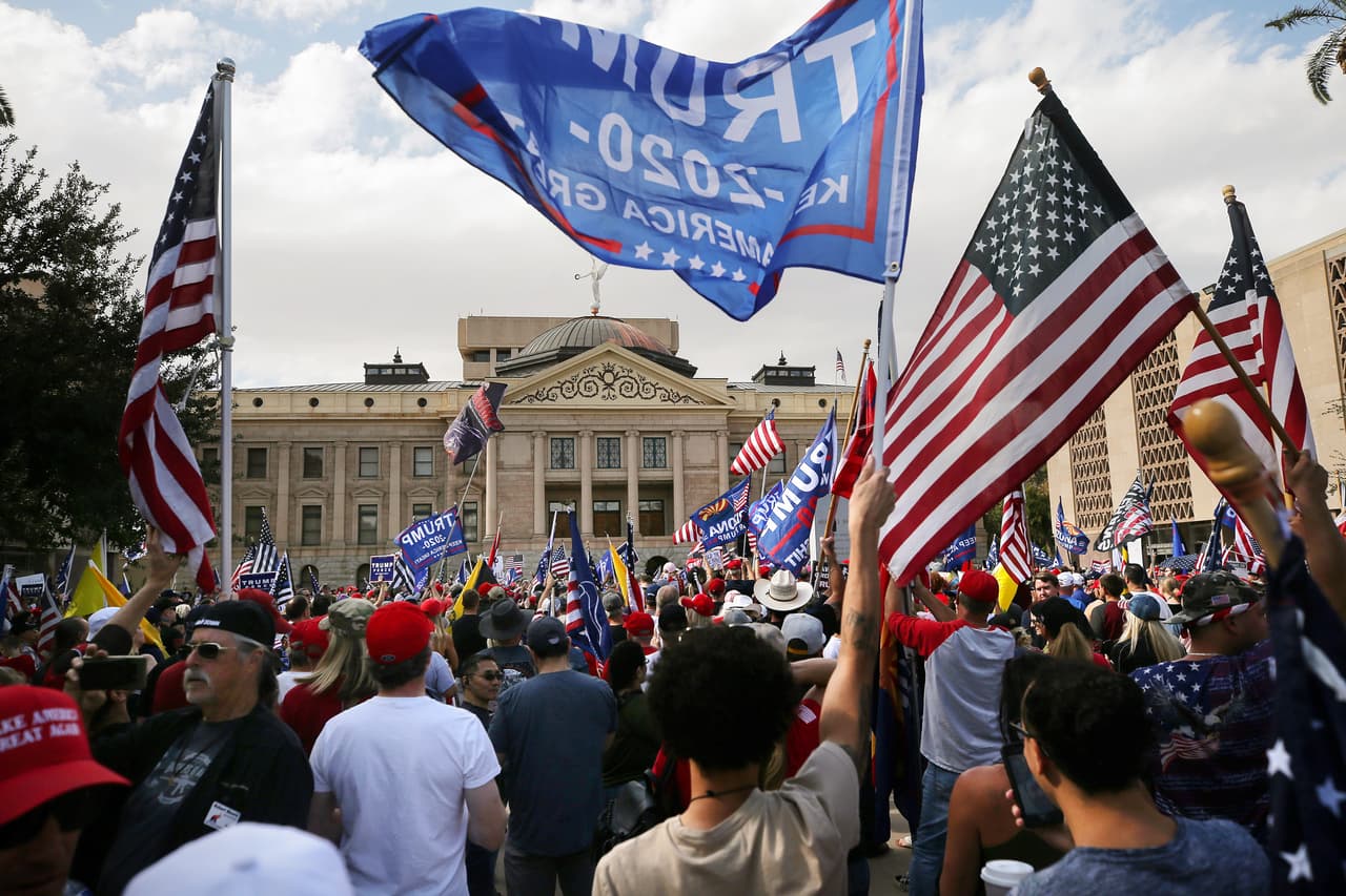 Los partidarios del presidente Donald Trump se manifiestan en la protesta "Stop the Steal" frente al Capitolio del Estado este 7 de noviembre de 2020 en Phoenix, Arizona. Los medios de comunicación proyectan que Joe Biden será el 46 ° presidente de los Estados Unidos después de una victoria en Pensilvania con Kamala Harris para ser la primera mujer y persona de color en ser elegida vicepresidenta.