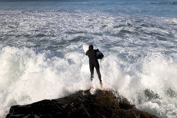 Pese a las advertencias este lunes algunas personas retaron las condiciones del mar en San Diego.