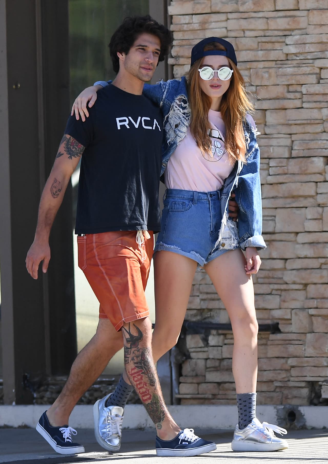 Muy abrazaditos y amorosos los chicos.