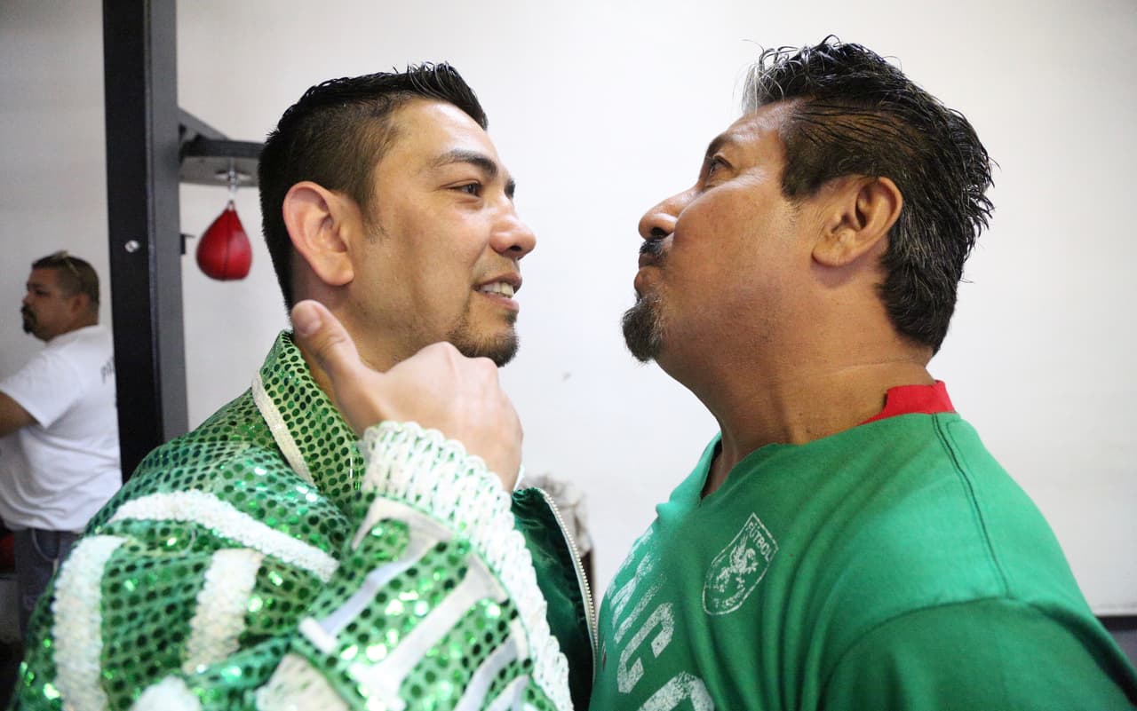 Así pagó la apuesta El Feo a Raúl 'El Pelón' después de la derrota de Julio César Chávez Jr.