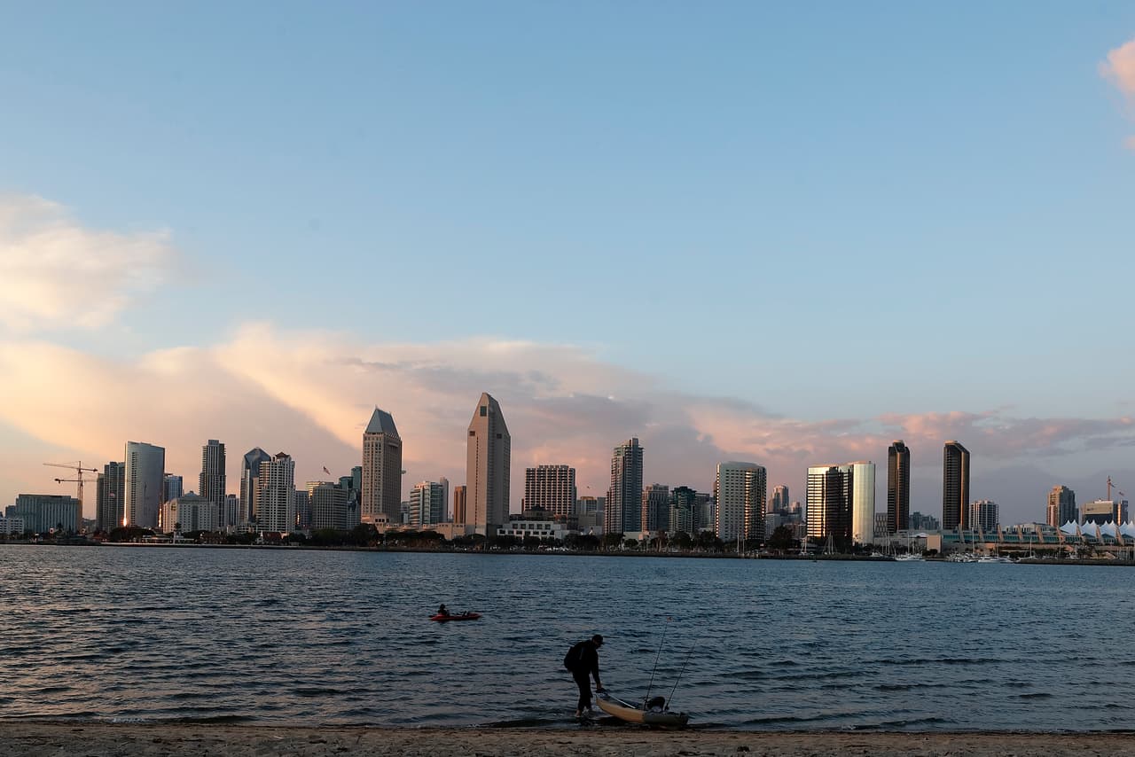 <b>Coronado</b>: 2 horas manejando 
<br>Aunque Los Ángeles tiene playa la de Coronado se lleva las palmas con su arena delgada, su gran clima y sus playas fáciles de recorrer a pie. 
<br>