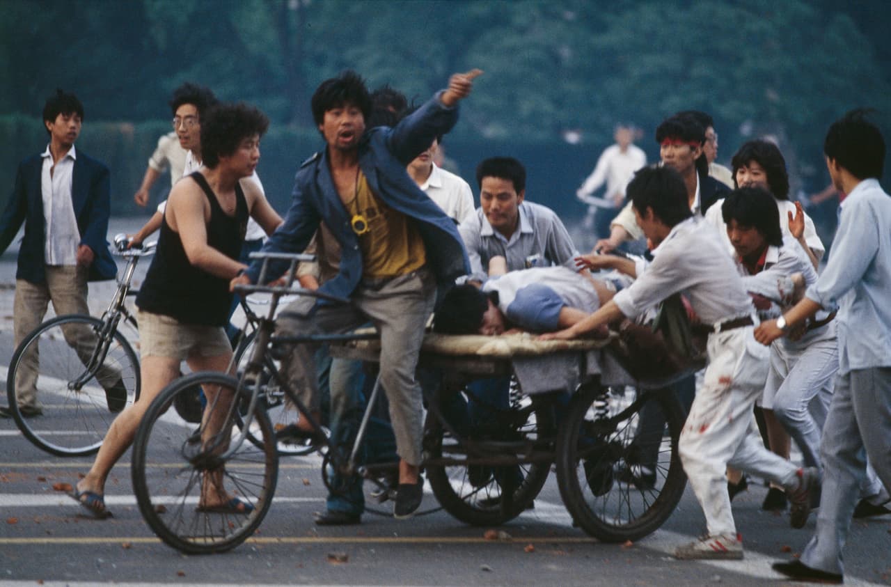 Un manifestante herido cuando era rescatado por sus compañeros. El gobierno Chino 
<a href="https://www.univision.com/noticias/mundo/china-dice-que-la-sangrienta-represion-a-las-protestas-de-tiananmen-hace-30-anos-fue-correcta"><u>aún intenta justificar la violencia desmedida</u></a>, sin embargo líderes de todo el mundo condenaron la masacre.