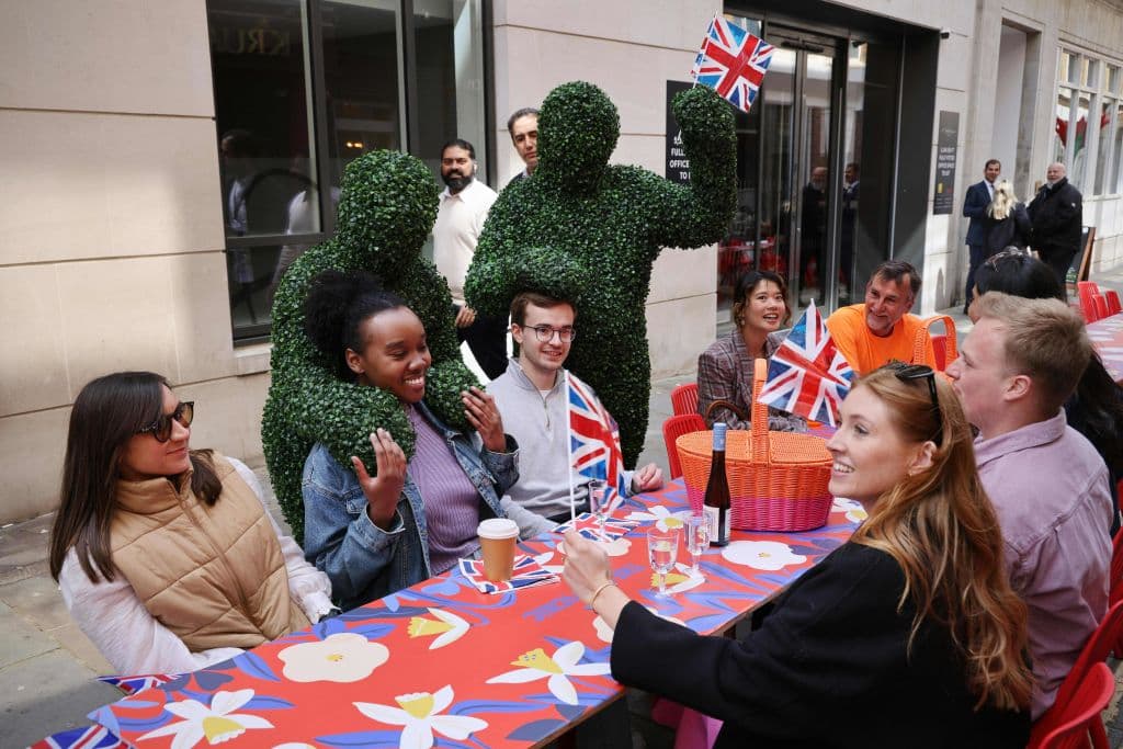 Pero en medio del ambiente movido de la coronación, entre muestras de apoyo, fervor patriótico y críticas, algunos también han optado por pasársela bien y llevar pintorezcos disfraces no necesariamente alegóricos al acontecimiento, como esta pareja disfrazada de arbusto.