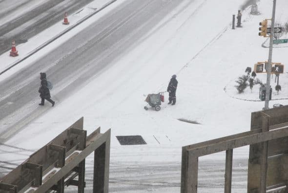 La ciudad que nunca duerme, hoy es azotada por una tormenta que no sólo la ha paralizado, sino que ha dejado a miles varados en aeropuertos nacionales e internacionales. Impresionantes las estampas de #NuevaYork el 26 de enero de 2015, una día para la historia de la 'Gran Manzana'