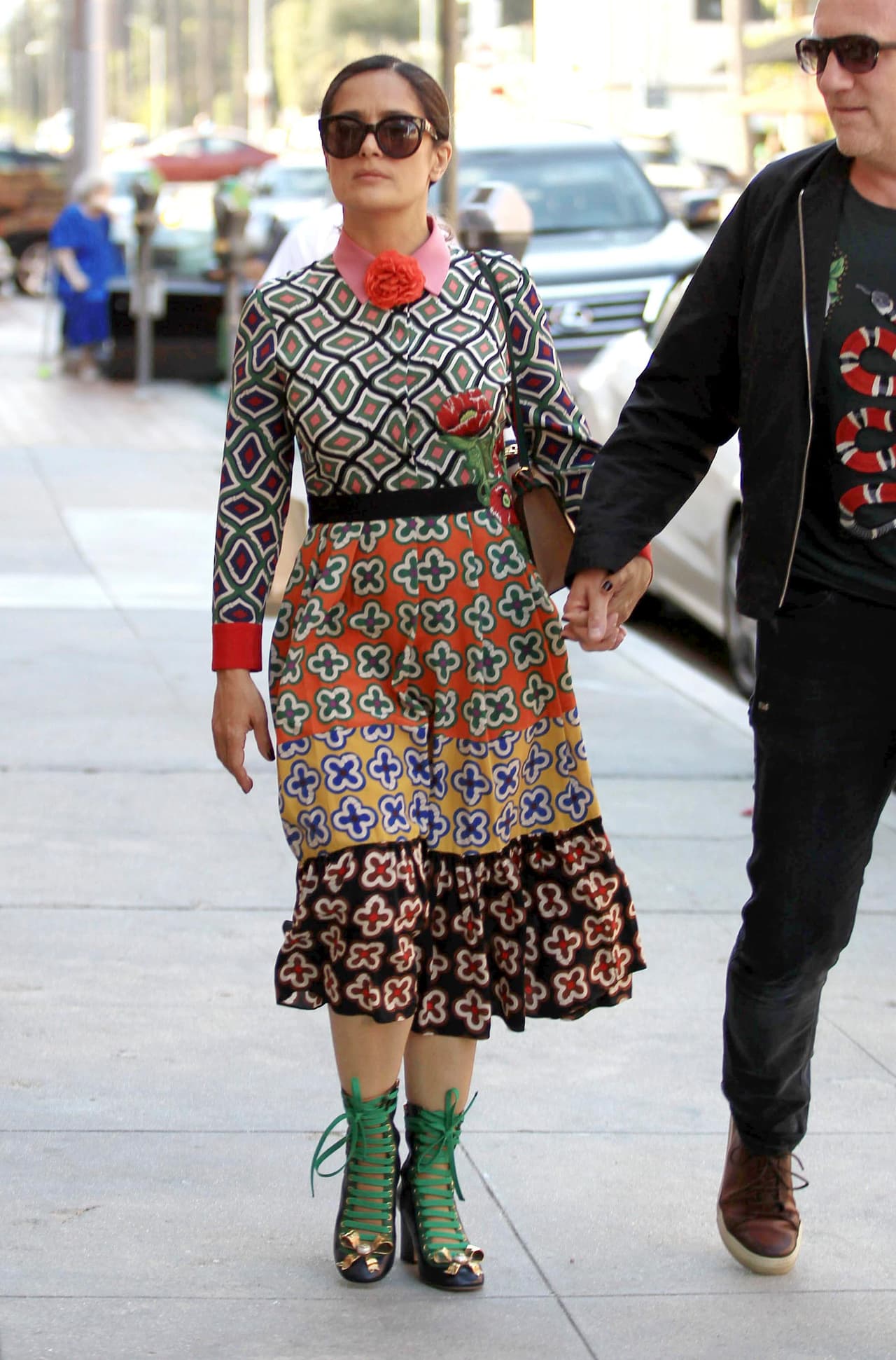 Ella usó un glamoroso vestido con etampados que completó con unos curiosos botines de lazos verdes.