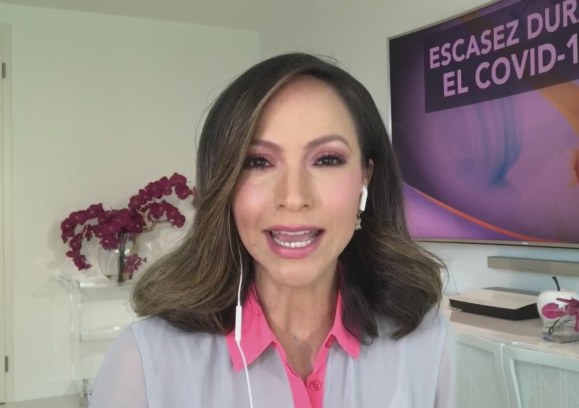 Satcha suele ser detallista y con unas lindas flores violetas le puso color a la habitación desde donde transmite para Despierta América.