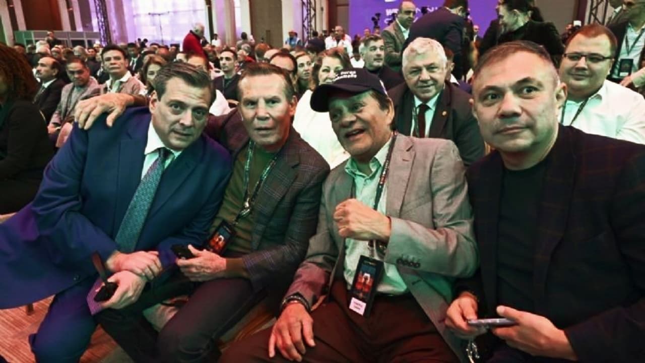 Leyendas del boxeo firman guantes que subastarán para ayudar a Acapulco