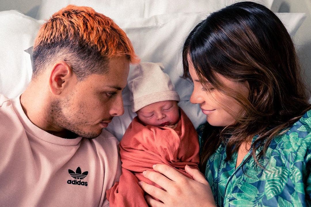 En su perfil de Instagram, el futbolista mexicano compartió la esperada noticia a sus seguidores y lo hizo con la publicación de esta imagen junto a su hijo Noah, así como su esposa Sarah Kohan.