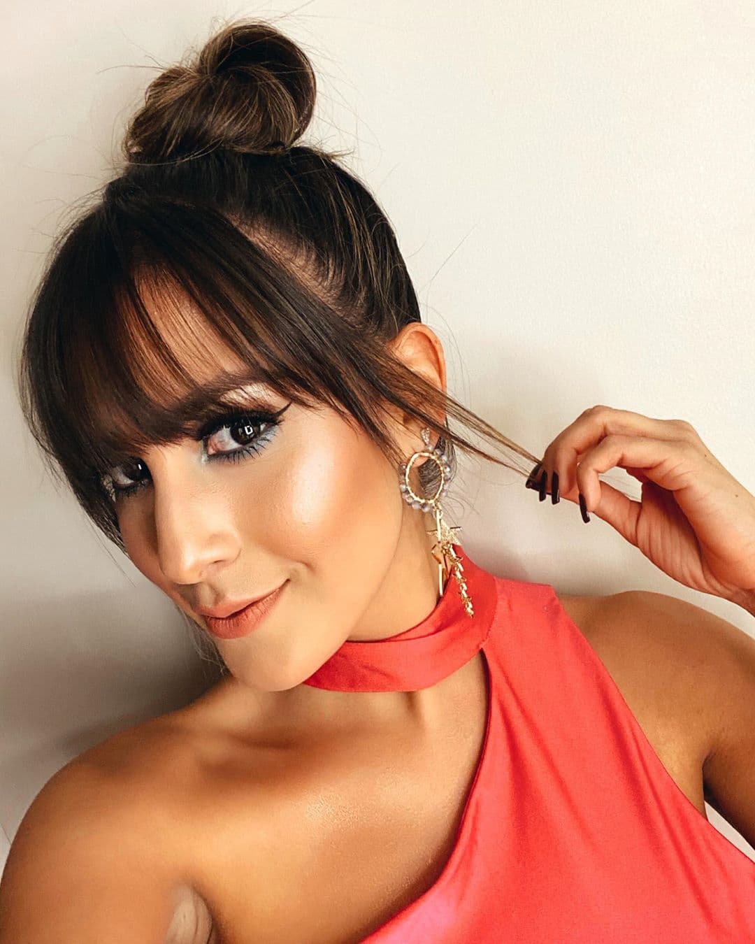 Los flequillos también son válidos en esta temporada, la chica del Revoltillo Digital nos regala una opción con un moño en la parte alta de la cabeza.