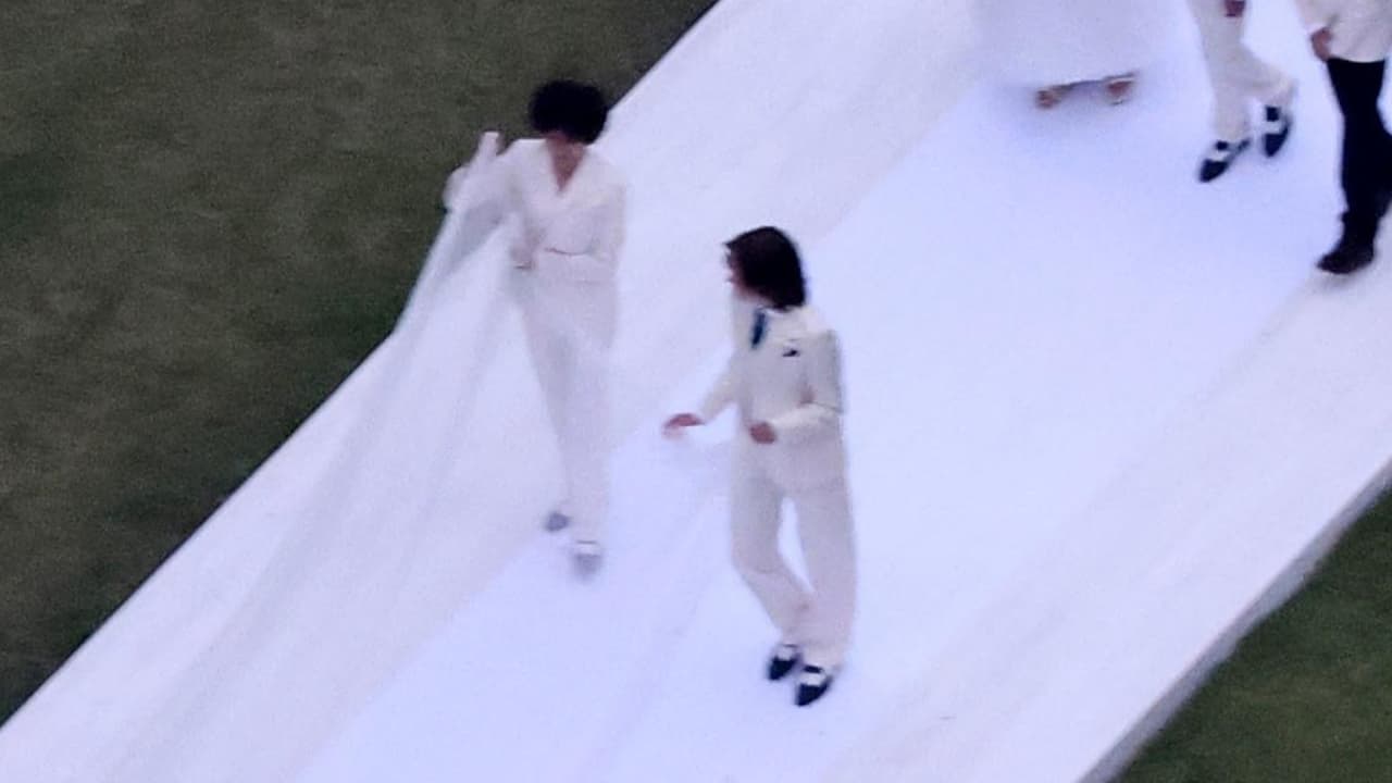 Muy fiel a su estilo ‘fashionista’ que va hacia lo ‘tomboy’, Emme usó saco abotonado y pantalón de vestir blanco, los cuales combinó con unos zapatos Oxford color negro con crema.