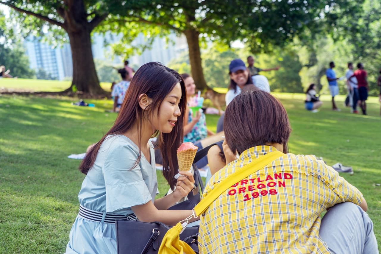 <b>Evento</b>: Atlanta Ice Cream Festival
<br>
<b>Fecha</b>: 22 de julio 
<br>
<b>Lugar</b>: Piedmont Park. 1320 Monroe Drive, NE. Atlanta, GA. 30306
<br>
<b>Sitio web</b>: 
<a href="https://www.atlantaicecreamfestival.com/">https://www.atlantaicecreamfestival.com/</a> 
<br>
<br>Ven y disfruta de una delicia helada en Piedmont Park con vendedores de helados (incluidos artesanos locales y favoritos nacionales) y música en vivo.