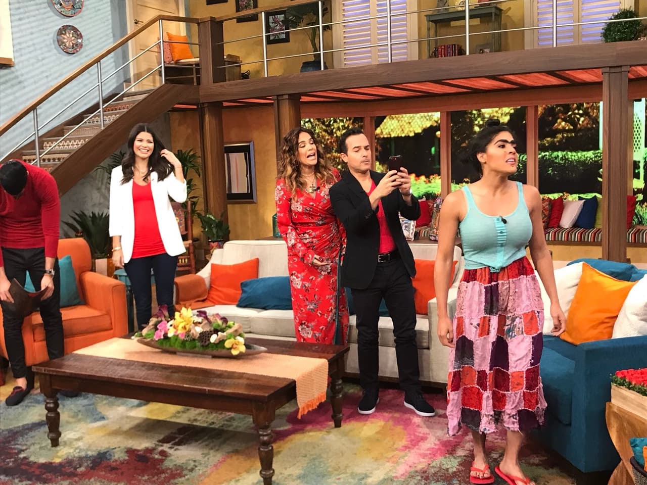 Mela necesita un amor para celebrar el 14 de febrero, pero no sabe dónde encontrarlo.