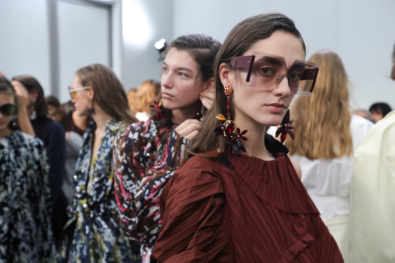 El peinado del desfile de esta casa italiana fue creado por el estilista 
<a href="https://www.instagram.com/paulhanlonhair/">Paul Hanlon</a>. Quien sin usar secadora, hizo un partido de lado. Con ayuda de cera modeladora Sumotech de 
<a href="http://www.sephora.com/sumotech-P280508">Bumble and Bumble</a> y el spray Superstar Queen For A Day de 
<a href="http://www.ulta.com/bed-head-superstar-queen-a-day?productId=xlsImpprod4750019">Bed Head</a> creó un aspecto menos limpio en la melena. La diseñadora Consuelo Castiglioni exageró los volúmenes de las femeninas prendas.
<br>