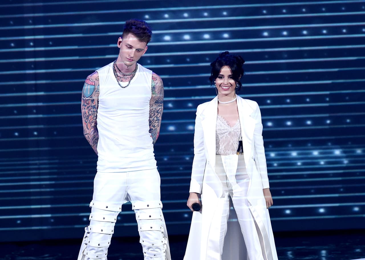 Una gran colaboración en el escenario fue la de Camila Cabello con Machine Gun Kelly.