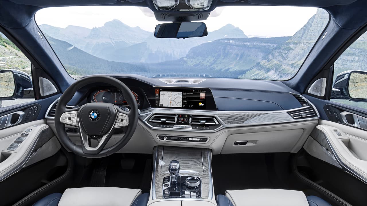 El interior de la BMW X7 2020 presenta un
<b>nivel tecnológico impresionante</b>. Sus instrumentos y sus controles suplementarios, incluyendo sonido y navegación, están contenidos en dos pantallas de 12.3 pulgadas, una frente al conductor y la otra en el centros de un hermoso tablero de instrumentos y controles. El selector de cambios consiste de una palanca de aspecto tradicional pero controlada electrónicamente en la consola central junto a la perilla de control del sistema telemático.