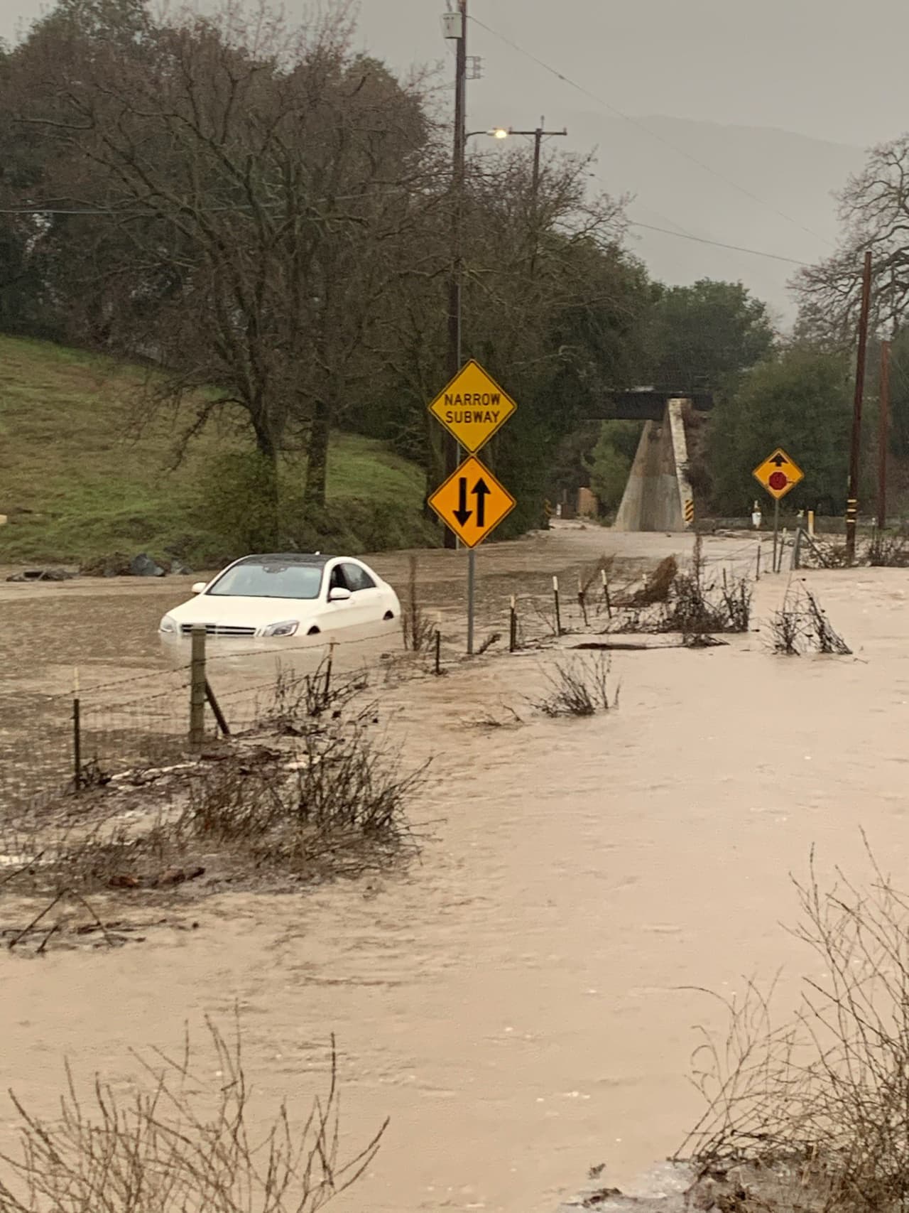 El agua alcanzaba la mitad de los autos en Happy Valley Road y Pleasanton Sunol Road, en Pleasanton.