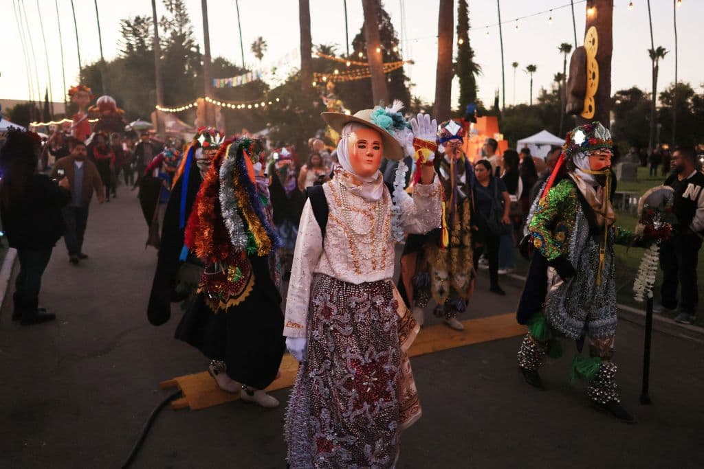 No se trata de un sábado común, pues la celebración del Día de los Muertos incluye un programa artístico, con danzantes, desfiles, música y oferta de comida y artesanías autóctonas por parte de vendedores ambulantes.