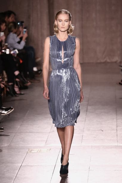 El diseñador Zac Posen nos enamoró con este vestido sencillo y elegante, con lentejuelas en un azul plomo. Un clásico revitalizado.