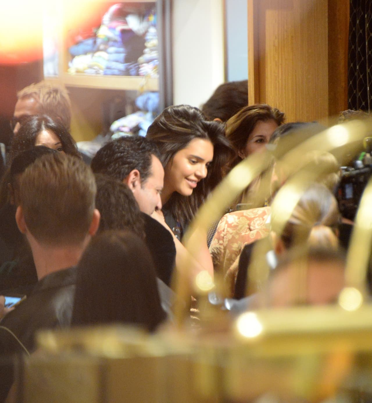 Ya adentro, como si nada, posó y platicó feliz con la gente.