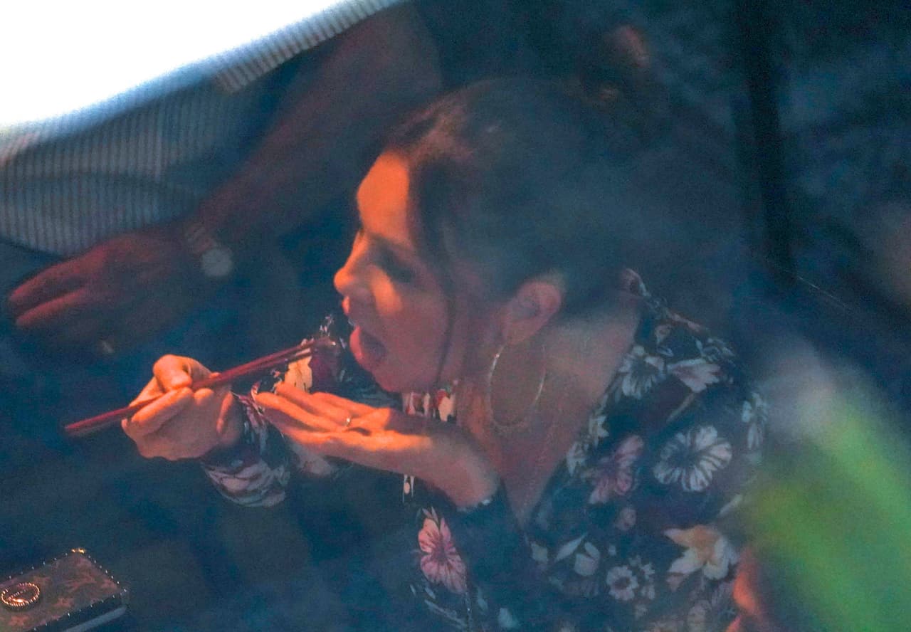 Las imágenes muestran que Thalía disfrutaba cada bocado de la comida japonesa.