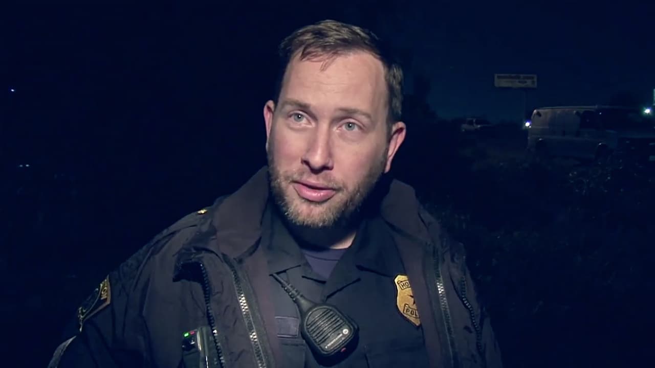 El portavoz del Departamento de Policía de Houston (HPD) indicó que cuando el hombre bajó del automóvil otro conductor se estrelló contra el carro. El conductor huyó del lugar.