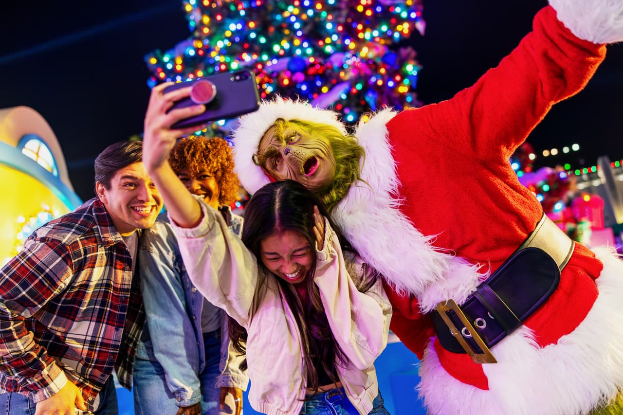 <b>Encuentros con el Grinch</b>: Los asistentes tienen la oportunidad de conocer y tomarse fotos con el famoso personaje, el Grinch, quien aparece en persona para interactuar con los visitantes y compartir su peculiar sentido del humor.