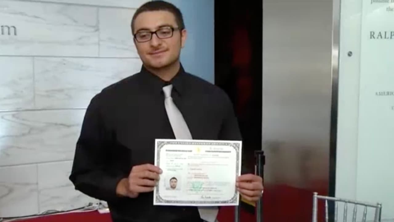 Dependiendo del tipo de delito que haya cometido la persona, el Servicio de Inmigración determina si es elegible para la ciudadanía, por eso siempre hay que consultar con un abogado.