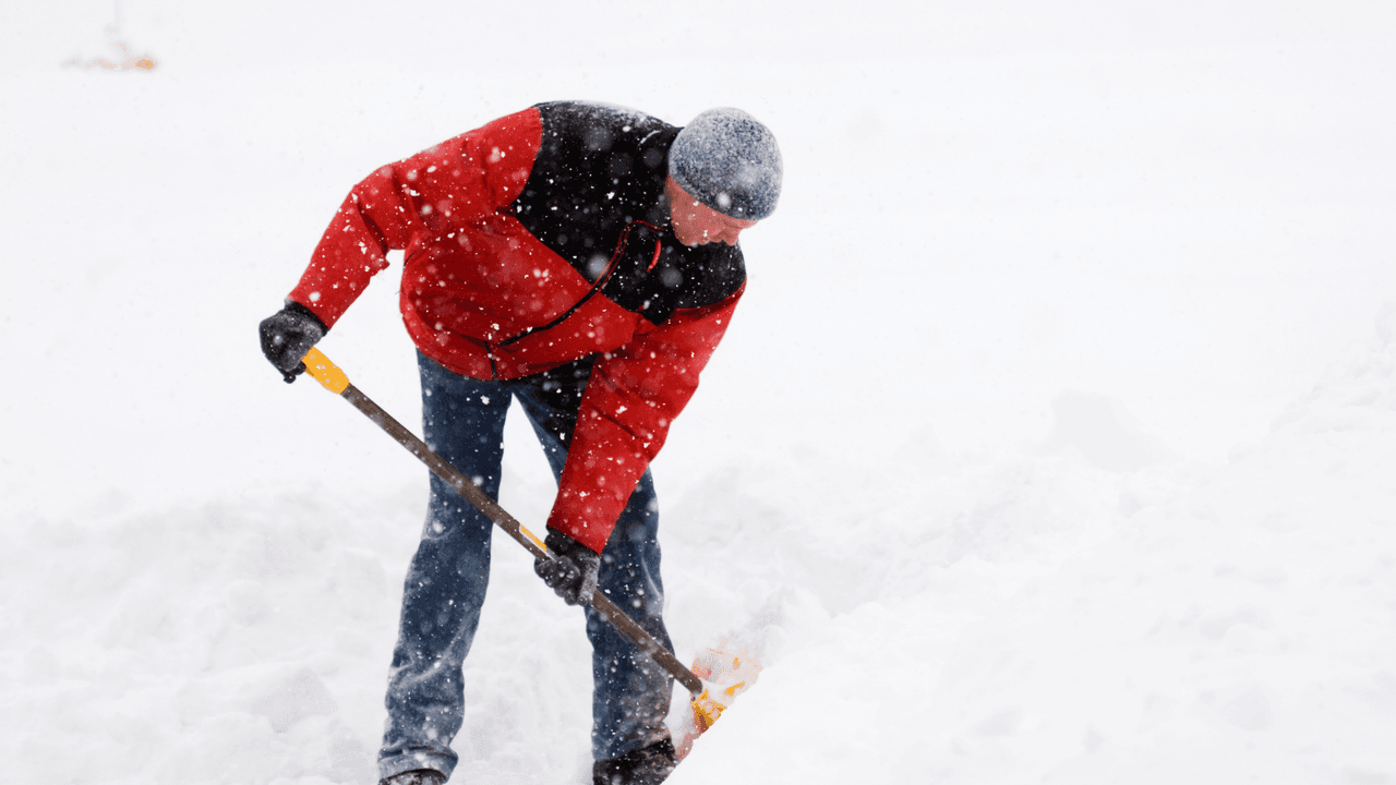 De $50 a $1,000 de multa: esto dice la ley si no paleas la nieve de las aceras en Chicago