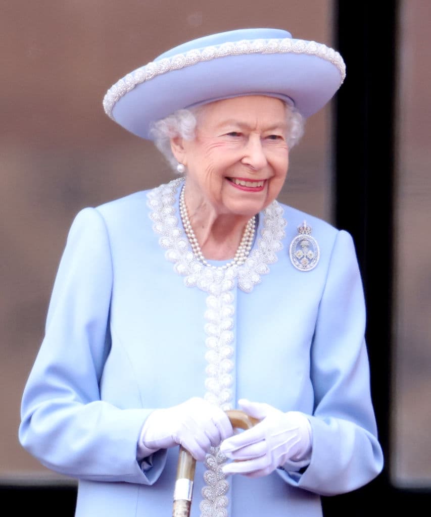 Un reciente sondeo de opinión divulgado por la firma YouGove con motivo del Jubileo apunta a que un 62% de ciudadanos respaldan a la Monarquía, un 22% se muestra a favor de un jefe de Estado electo, mientras que un 16% "no sabe". Otra encuesta difundida esta semana por Ipsos-Mori apunta a que un 68% es favorable a la Monarquía frente a un 22% que se inclina por la opción de la República y un 10% que "no sabe".