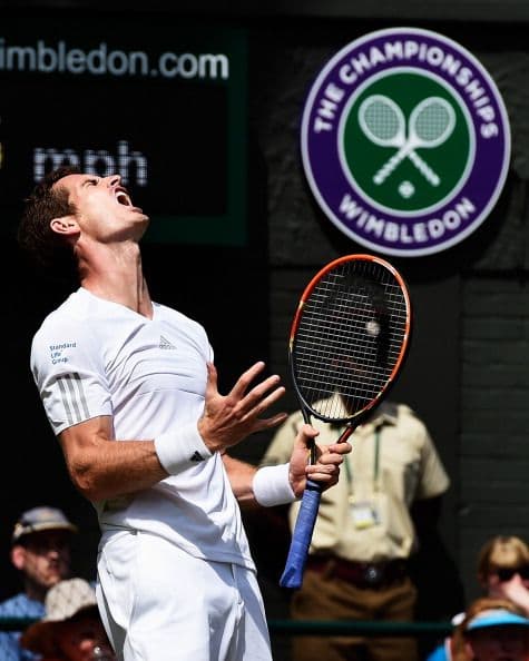 Grigor Dimitrov de Bulgaria celebra después de ganar Singles contra Andy Murray en el abierto de tenis de Wimbledon.