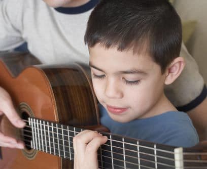 Música maestrosLa Academia Artística de Verano de la New World  School of the Arts en Gainesville está abierta a los estudiantes de 8 a 12 grados que deseen perfeccionar sus destrezas musicales en jazz y voz (se necesita entrenamiento musical previo). Los alumnos se alojarán en instalaciones del campus bajo la supervisión del equipo de la Academia.